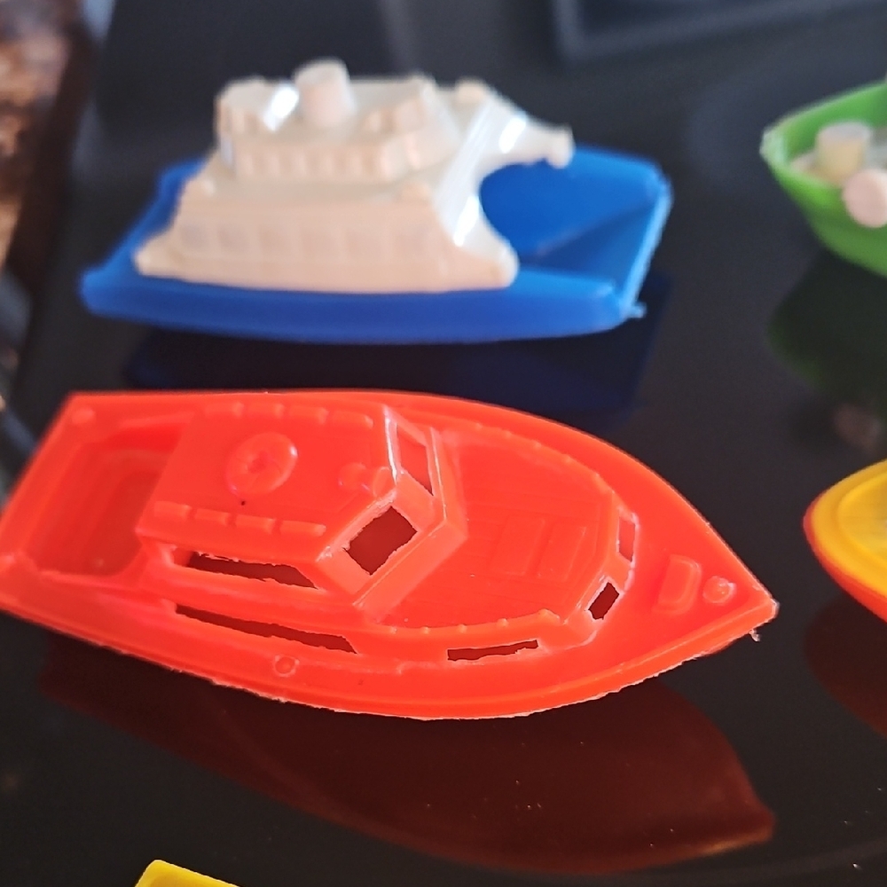 Vintage set of 5 Plastic Bathtub Floating Toy Boats. - Picture 5 of 10